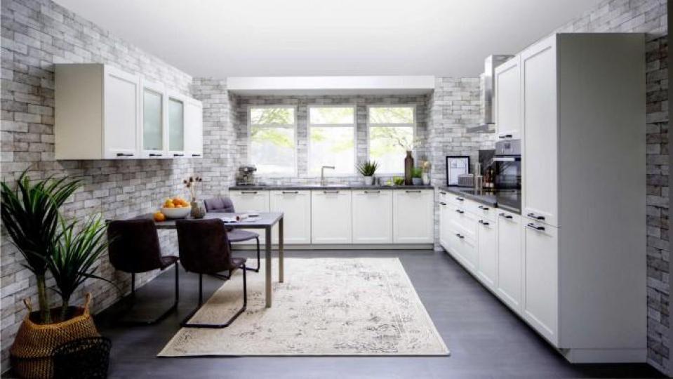 Ganz in edlem weiß: Eine Küche mit raffinierter Essplatzlösung. Bild: exb