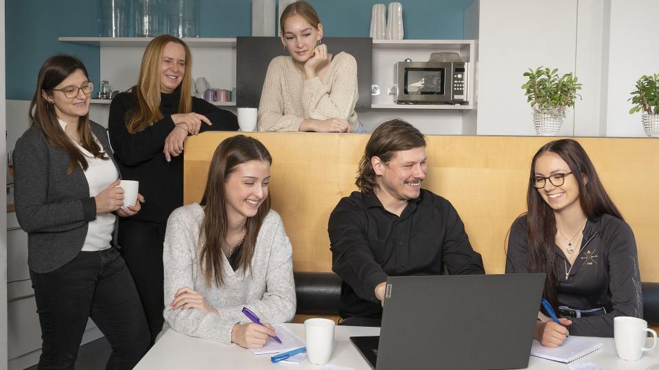 Das Team von Schmidt &amp; Wifling bringt langjährige Erfahrung in die Betreuung von Zeitarbeitnehmern und Firmenkunden ein. Bild: Fotostudio Michael Sommer