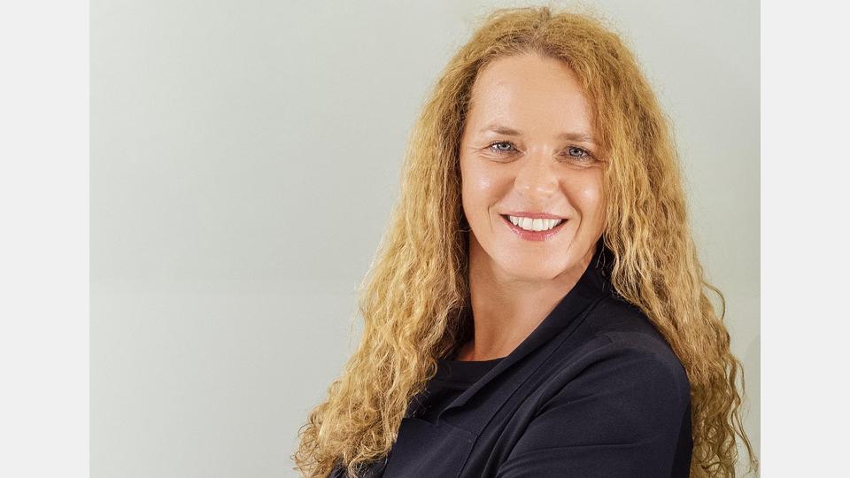 Geschäftsführerin Regina Wifling im Interview: „Wir sind ein emotionaler Arbeitgeber mit großem Herz und helfen, wo wir können.“ Bild: Fotostudio Michael Sommer