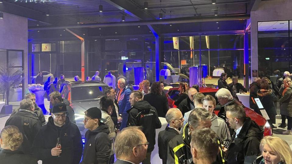 Zahlreiche Gäste kamen im Januar 2023 in den Showroom zum SEAT | CUPRA-Eröffnungsevent nach Mitterteich. Bild: exb