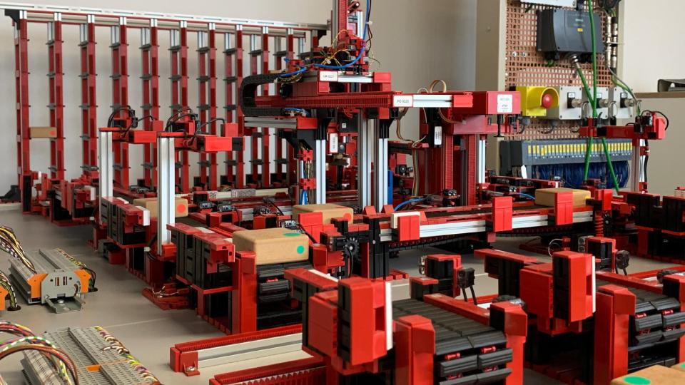 Realitätsnahe Ausbildung am „Fischertechnik-Modell“ Grafik: SITLog