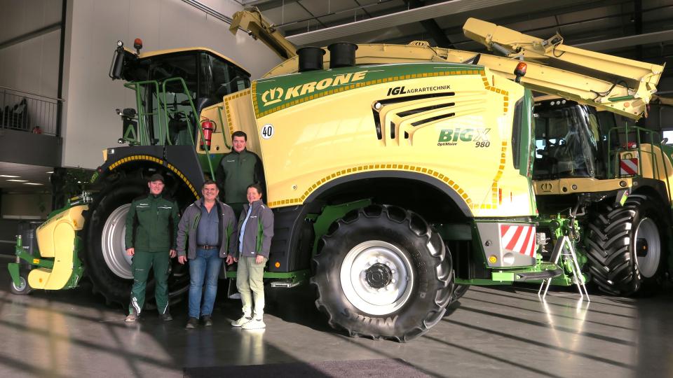 Alexander, Günter, Leonhard und Edith Igl (von links) haben ein eigenes Unternehmen, die Igl Agrartechnik GmbH &amp; Co.KG, gegründet. Bild: Hirsch