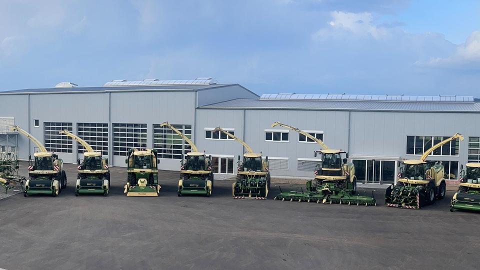Auf dem 24 000 Quadratmeter großen Firmengelände im Nabburger Gewerbegebiet bietet das Kompetenzzentrum Igl Agrartechnik GmbH &amp; Co.KG die gesamte Landmaschinen-Produktpalette des Herstellers Krone an. Bild: Igl-Agrartechnik