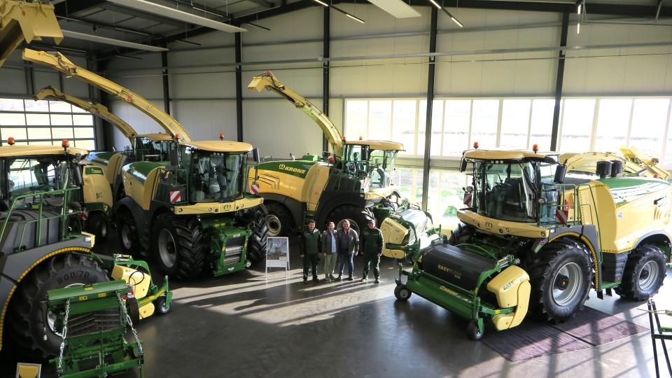 Blick in die Ausstellungshalle: Igl-Agrartechnik ist Generalunternehmer für den Hersteller Krone. Bild: Hirsch