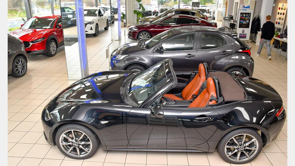 Ein Blick in den Showroom des Autohauses. Bild: Petra Hartl