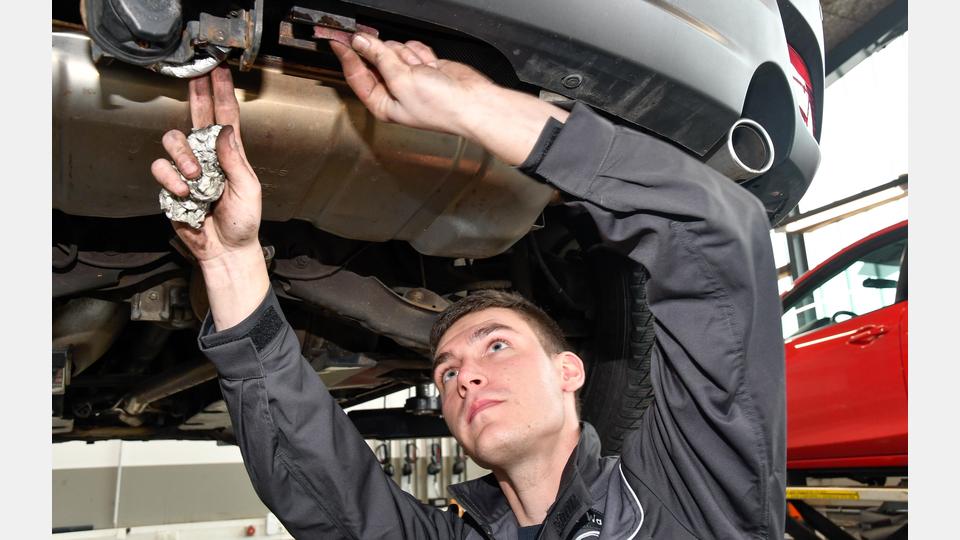 Wer Lust hat auf eine abwechslungsreiche Tätigkeit, ist beim Autohaus Schwab in Amberg genau richtig. Bild: Petra Hartl