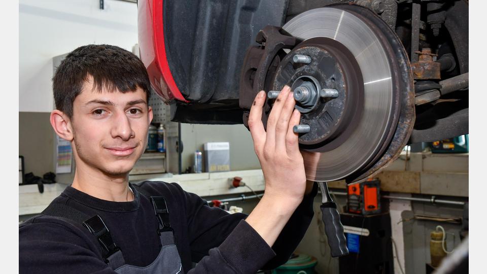 Spaß an der Arbeit und Teamfähigkeit werden im Autohaus hoch geschätzt. Bild: Petra Hartl