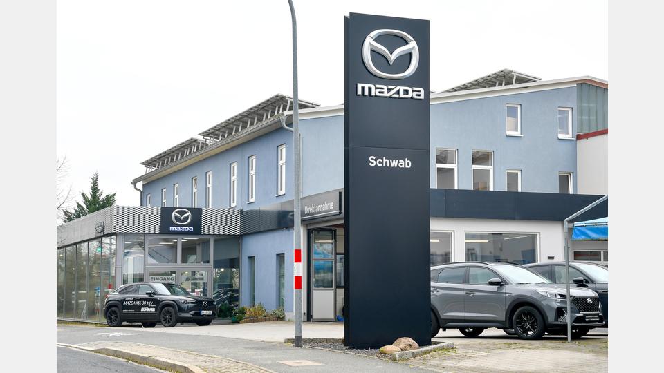 Das Mazda-Autohaus Schwab. Hier erwarten die Bewerber attraktive Arbeitsbedingungen. Bild: Petra Hartl