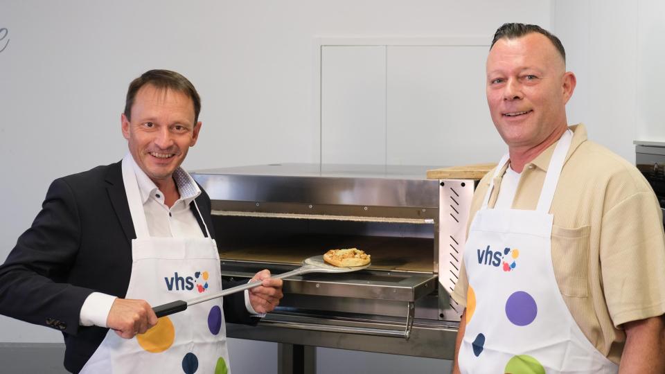 Weidens Oberbürgermeister Jens Meyer (links) mit vhs-Geschäftsführer Stefan Frischholz am vhs-Pizzaofen: Unsere beliebten Pizza-Kurse für das perfekte Italien-Feeling finden Sie diesmal nicht im Heft, sondern auf www.vhs-weiden-neustadt.de. Bild: vhs Neustadt-Weiden