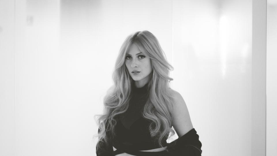 Auch die nationale Künstlerin Dueja mit ihrem hypnotisierenden Dark Pop wird die Menge zum Beben bringen. Bild: Silva Amberg