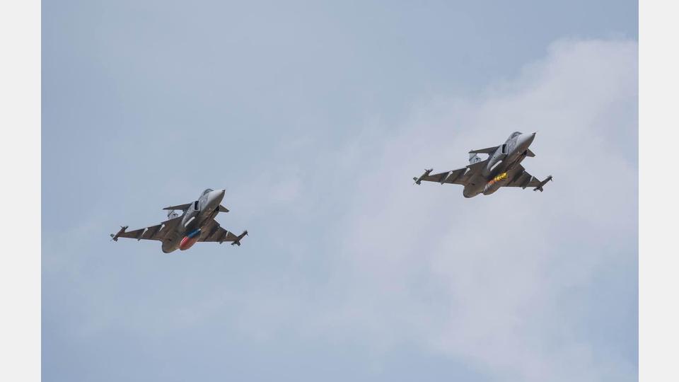 Zwei graue Kampfjets fliegen schräg hintereinander am leicht bewölkten Himmel. Bild: Ultralight Club Cheb