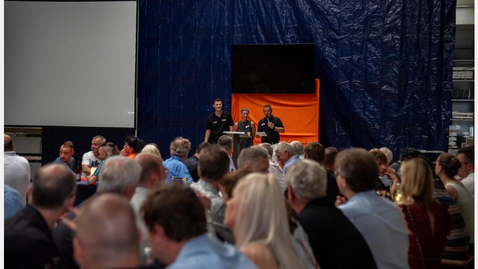 Zum großen Sommerfest hatte die Firma Pöllath alle Mitarbeiter, Kunden, Lieferanten und die bei Bau der neuen Werkstatt beteiligten Firmen eingeladen. Bild: Josef Pöllath GmbH &amp; Co. KG