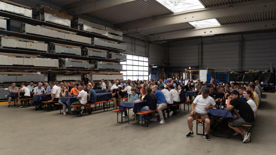 Zum großen Sommerfest hatte die Firma Pöllath alle Mitarbeiter, Kunden, Lieferanten und die bei Bau der neuen Werkstatt beteiligten Firmen eingeladen. Bild: rw