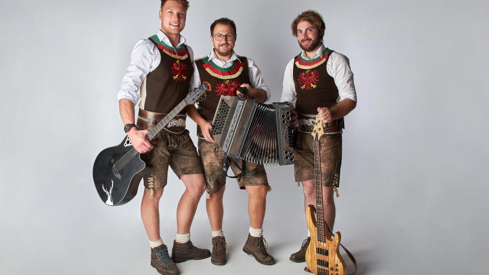 „LätsFetz“, die „Urgewalten“ aus dem Ötztal, spielen im Festzelt auf. Frei nach dem Motto, welcher der Band als Namen dient, bringen sie die Leute zum Tanzen, Mitfeiern und Mitsingen. Fetzige Volksmusik und gefühlvolle Schlager bis hin zu Party- und Apres-Ski-Musik bringen sie für ein gutgelauntes Publikum mit. Bild: Rebecca Klocker