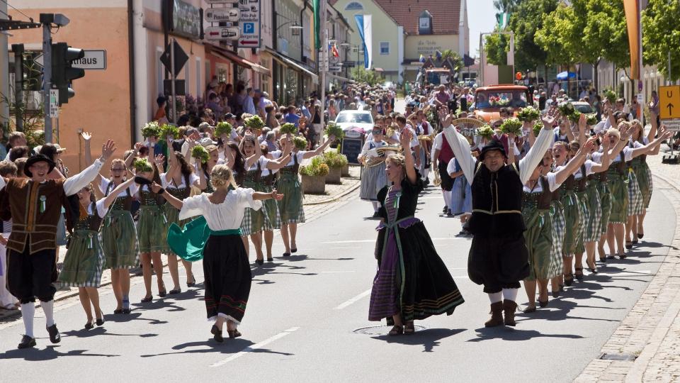 Beim prächtigen Festumzug sind zahlreiche Festwägen und Fußgruppen zu sehen. Bild: exb