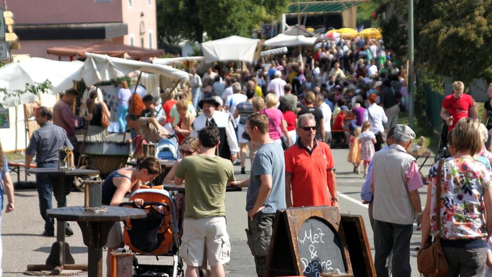 Beim Marktreiben erwartet die Besucher köstliche Speisen und Tränke, zudem Händler mit Gewändern und Fellen, Schmuck und Tand sowie "Allerley" aus Holz, Zinn und Ton. Bild: exb