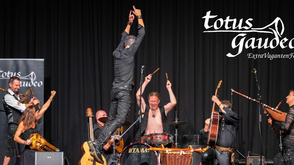 "Totus Gaudeo" aus Niederbayern gelten als eine der besten akustischen Mittelalter-Rockbands. Die Gruppe präsentiert am Freitagabend ihren „ExtraVagantenFolk“. Bild: exb