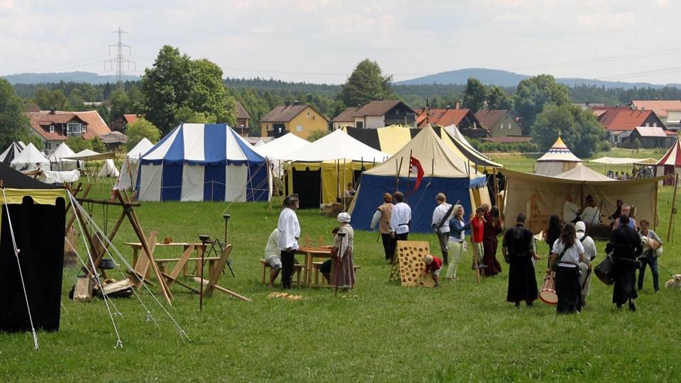 Im Rahmen des vierten Waidhauser Heimatfestes findet auch ein prachtvoller Mittelaltermarkt mit Lagerleben statt. Bild: exb