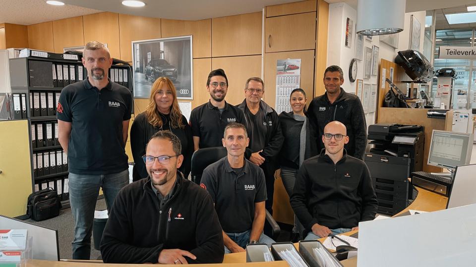 Das neue Serviceteam um Serviceleiter Stefan Zitzmann: Von links Stefan Pausch, Sebastian Hagn, Lisa Kett, Markus Eckl, Ralf Fromme, Katharina Wildermuth, Erwin Bertram und Tobias Kick. Bild: fz