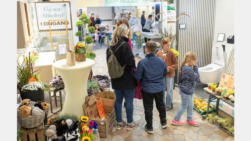 Die Besucher konnten sich unter anderem über herbstliche Deko-Ideen des Ausstellers Gärtnerei Steinhilber informieren. Bild: exb
