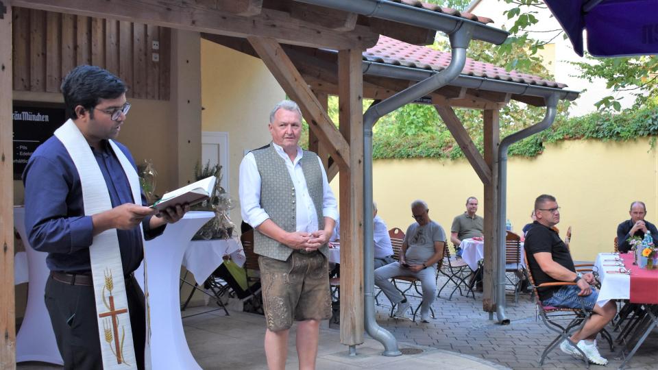Kaplan Raveendra erteilte den kirchlichen Segen. Bild: rgr