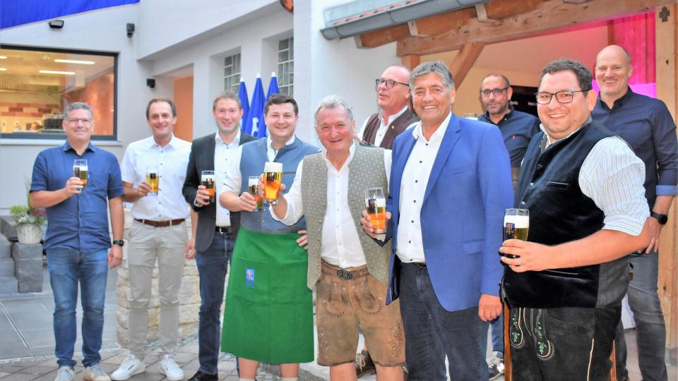 Die beiden Stichn-Wirte Andreas Hößl sen. und jun. haben mit den Gästen bei der Einweihungsfeier der neuen Hotelküche angestoßen. Bild: rgr