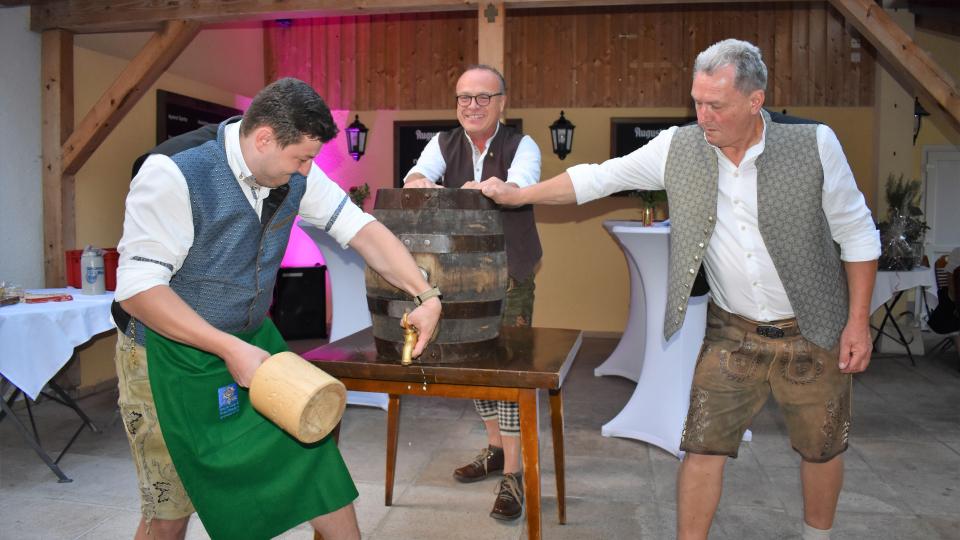 Der Juniorchef zapft das Fass mit zwei Schlägen an. Bild: rgr