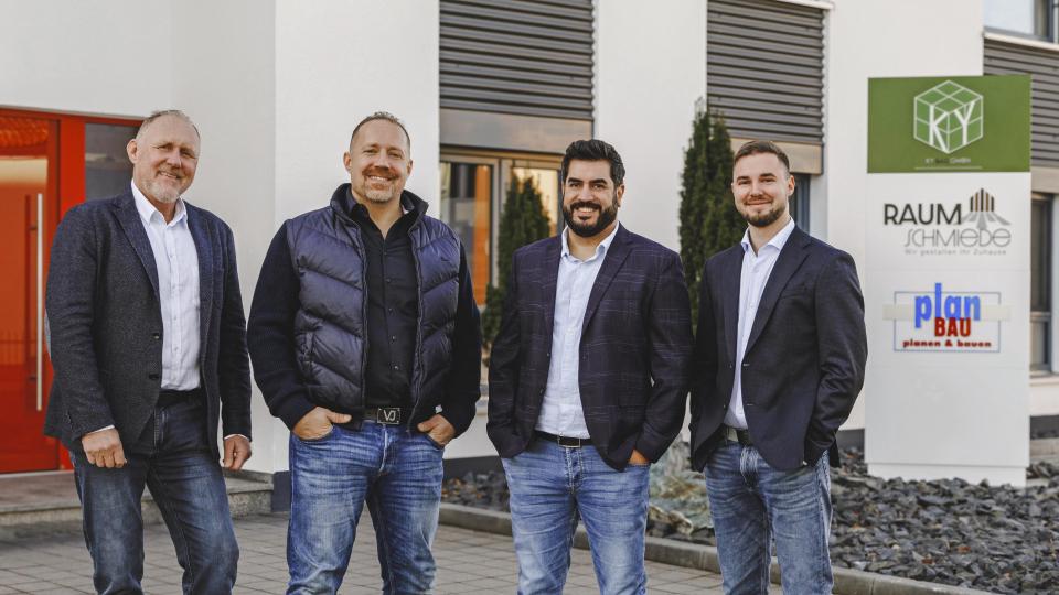 (v. links) Geschäftsführer Herbert und Christopher Klein, Hüseyin Yayar (HK Projektbau/
KY Bau) und Lucas Lindner (Raumschmiede). Bild: exb