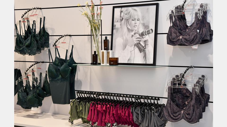 Lasst euch bezaubern von der großen, mit viel Liebe ausgesuchten und präsentierten Auswahl im Sanitätshaus und Concept Store Hellbach an der Regensburger Straße. Bild: Petra Hartl