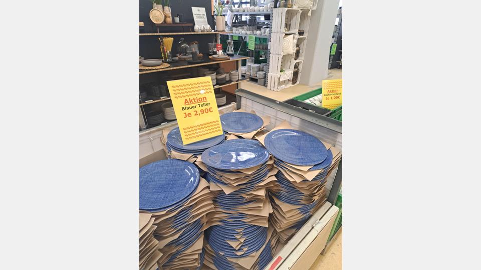 Die blauen Teller sind für 2,90 Euro pro Stück zu haben. Bild: BHS tabletop AG
