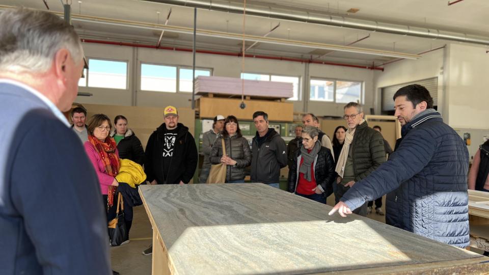 Spannende Einblicke hinter die Kulissen der Fenster- und Haustürproduktion erhalten die Besucher bei den Betriebsführungen mit Christoph und Hans-Günther Höhbauer. Bild: HÖHBAUER
