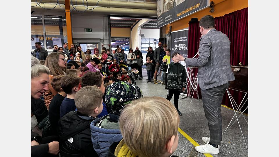 Von der Familienzaubershow über Kinderschminken bis zur musikalischen Unterhaltung ist beim HÖHBAUER &quot;Tag der offenen Tür&quot; für Groß und Klein so einiges geboten. Bild: HÖHBAUER
