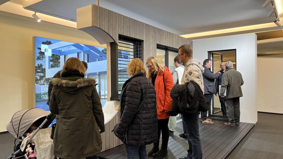 Eigenheimbesitzer und Bauherren können sich in der Ausstellung über die neuesten Produkte informieren. Bild: HÖHBAUER