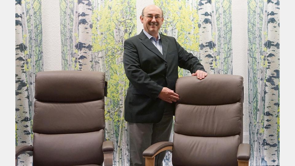 Geschäftsführer Egid Keller lädt zu einem Teilräumungsverkauf ein. Grund sind Modernisierung und Umbau bei Möbel Kellner. Bild: Möbel Kellner