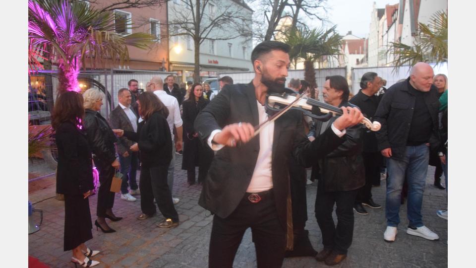 Violinist Julius Meier unterhielt die Gäste mit seiner Elektrogeige prächtig. Bild: fz