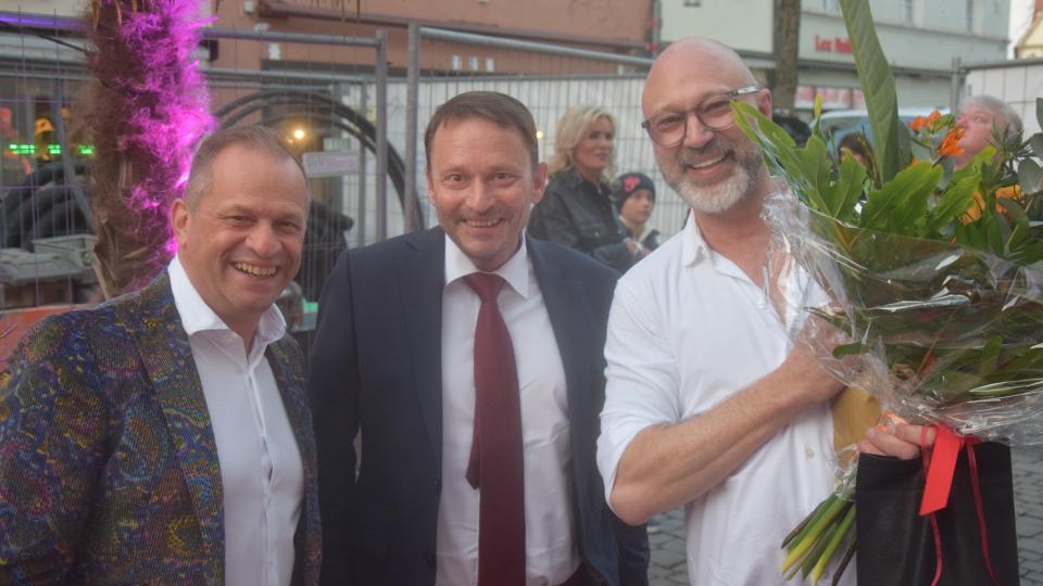 Alle 200 Gäste, auch Oberbürgermeister Jens Meyer (Mitte), werden zur Eröffnung der Fashion Lounge persönlich von &quot;Tom &amp; Thommy&quot; (von rechts) empfangen. Bild: fz
