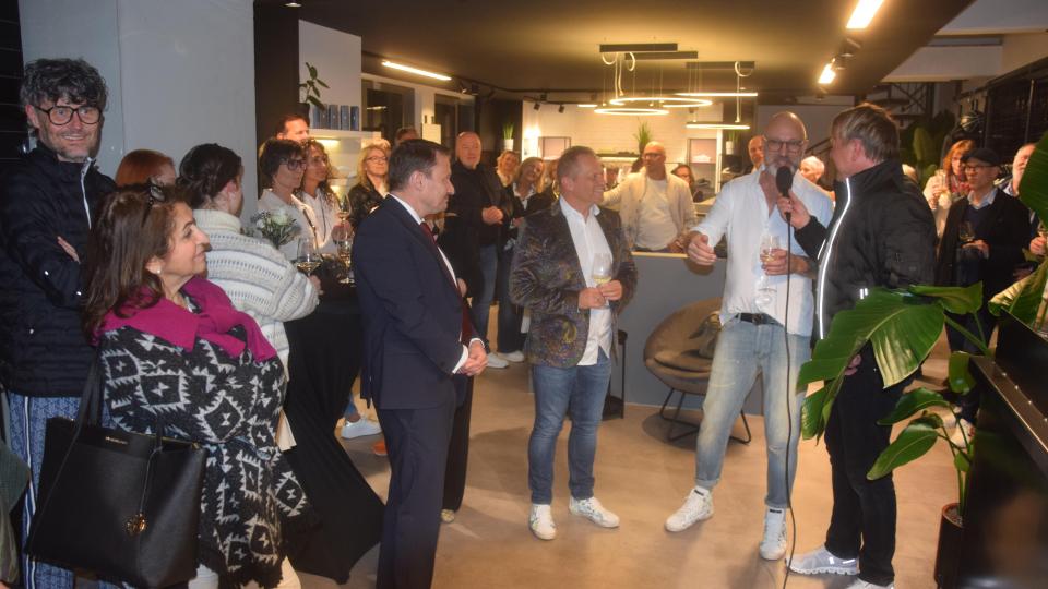 200 Gäste, Freunde aus der Weidener Geschäftswelt, Politiker und Stammkunden feiern eine großartige Eröffnung in der Fashion Lounge mit &quot;Tom &amp; Thommy&quot; (Zweiter und Dritter von rechts vorne). Bild: fz