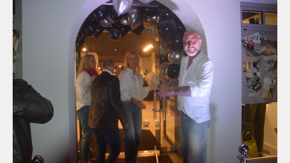 Thomas &quot;Thommy&quot; Hetzel und Thomas &quot;Tom&quot; Koller (vorne, von links) hießen alle Gäste persönlich willkommen. Bild: fz