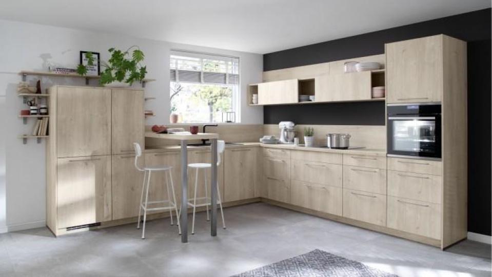 Eine Einbauküche in Holzoptik. Bild: exb