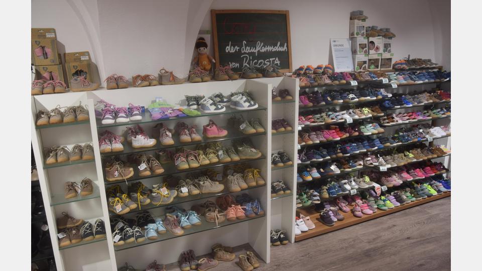 Mit Lauflernschuhen aus der Kinderabteilung können die Kleinen ihre ersten Schritte machen. Bild: fz
