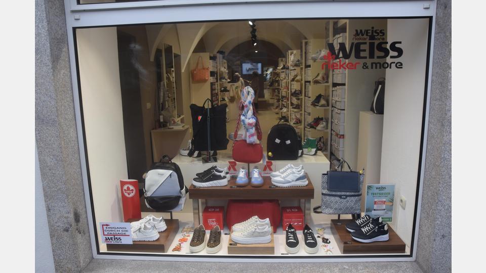 Weiss Schuhe - hier ein Blick durch ein Schaufenster des Geschäftes in der Weidener Altstadt - ist ein Familienbetrieb, den es schon seit 100 Jahren gibt. Bild: fz