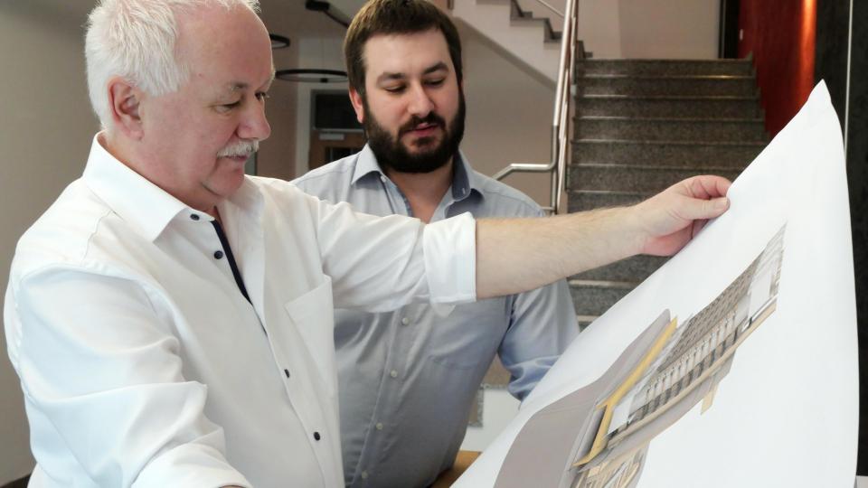 Geschäftsführer Alfons Meierhöfer (links) mit Sohn Florian beim Betrachten der Planungsskizze des Kernlegetischs für Siemens Energy. Bild: Benkhardt, Julia [jbe]