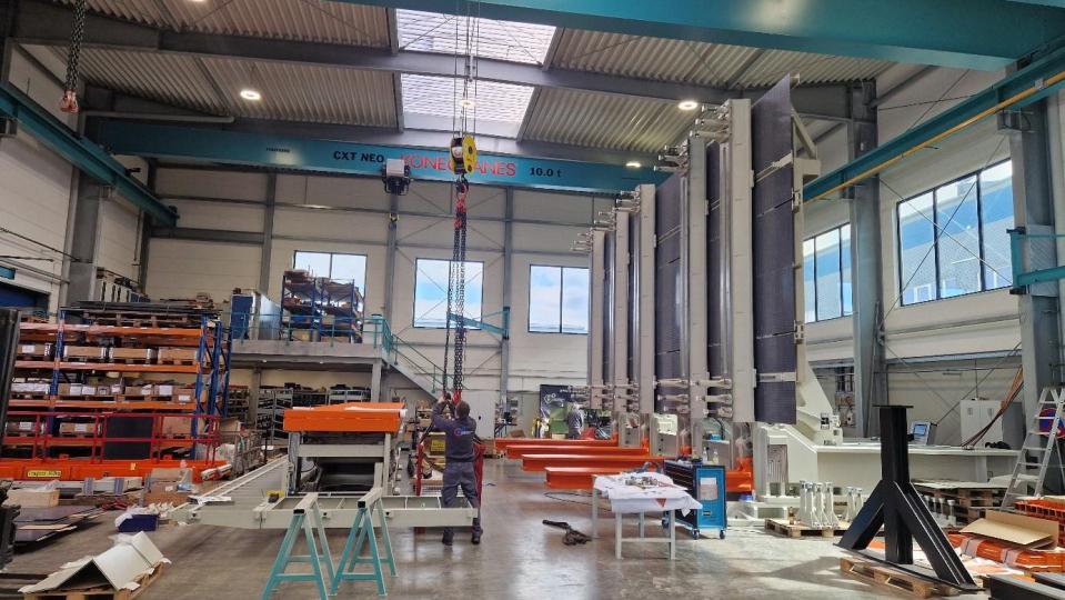 Ein Mitarbeiter des Teams von AM Maschinenbau bei der Montage des Kernlegetischs für Siemens Energy. Bild: Florian Meierhöfer