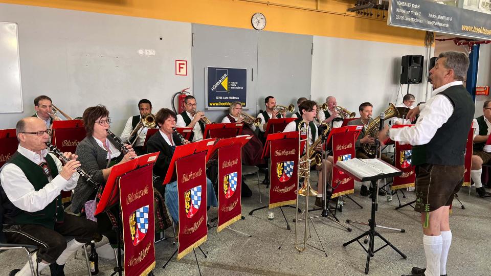 Gemeinsam mit der Oberwildenauer Blaskapelle feierten die Besucher am Sonntag beim Jubiläumsfrühschoppen. Bild: exb