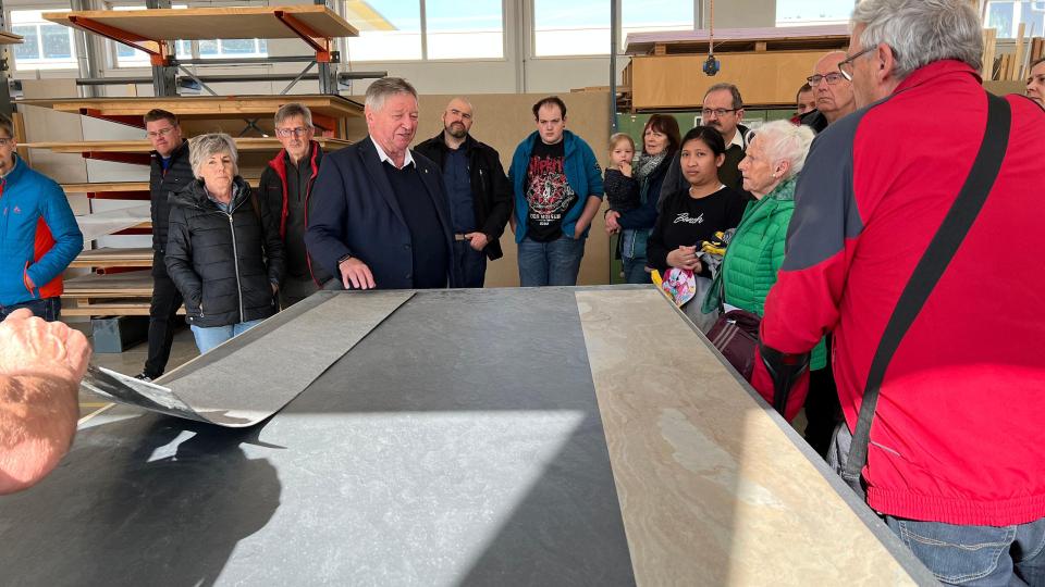 In zahlreichen Betriebsführungen konnten die Besucher einen Blick hinter die Kulissen des Oberpfälzer Fensterherstellers werfen. Bild: exb