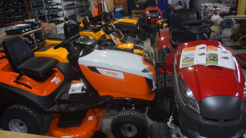 Garten- und Forsttechnik Vetter, links Andreas Vetter, ist der kompetente Partner für Garten und Forst. Bild: fz