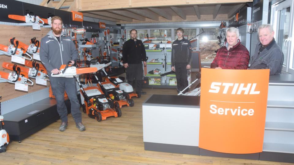 Garten- und Forsttechnik Vetter, links Andreas Vetter, ist der kompetente Partner für Garten und Forst. Bild: fz