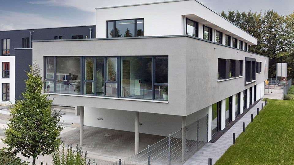 Auch ein Blick ins Office lohnt sich. Neben modernen Büros befinden sich hier Showroom, Vortragsraum und Fitnessstudio. Bild: bildraumwest