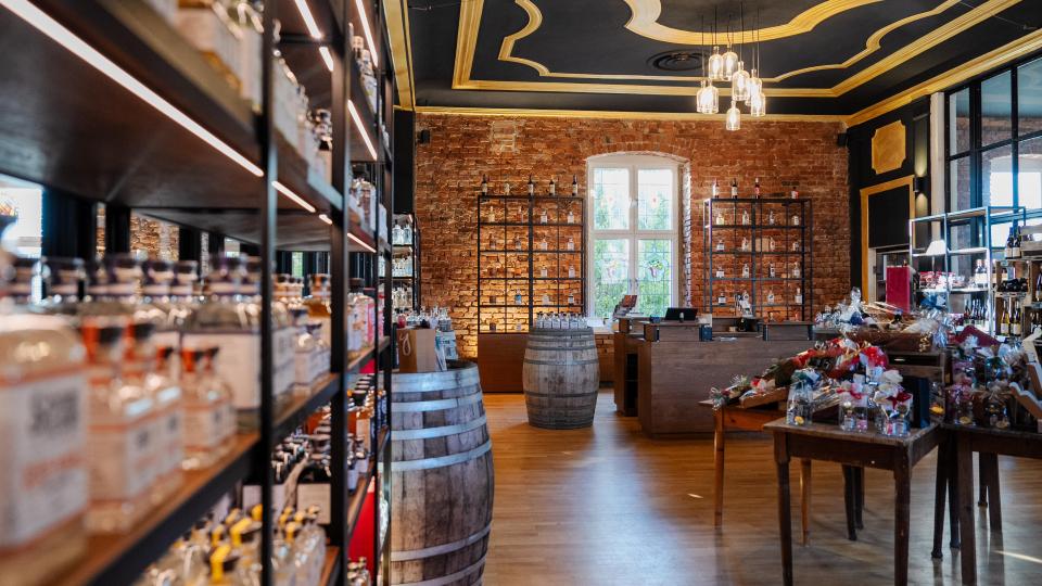 Das neue Warehouse II beherbergt unter anderem einen großzügigen Verkaufs- und Verkostungsbereich mit rustikaler Probier-Theke - perfekt für Kenner und Einsteiger. Bild: exb