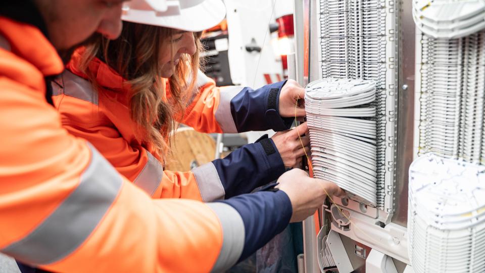 Technikaffine Schulabsolvent:innen, die gerne mit modernen Technologien arbeiten und umweltbewusst die Zukunft mitgestalten wollen, finden mit Axians OFM GmbH &amp; Co. KG in der Oberpfalz einen engagierten Arbeitgeber. Bild: Axians